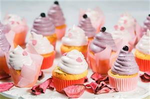 Mini cupcakes de vanilie cu filling de capsuni, afine decorat cu merengue